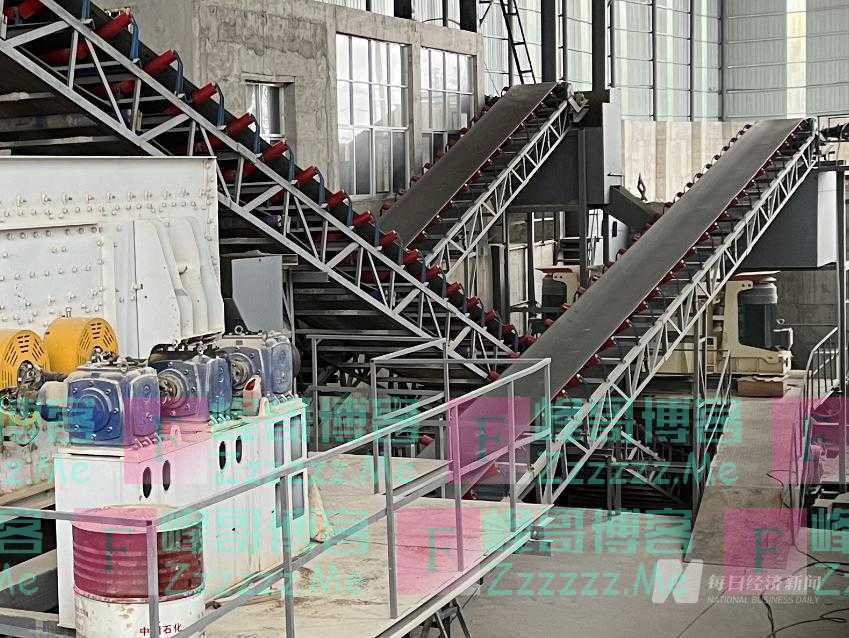 探访“亚洲锂都”：陶瓷厂忙转型提锂 长途汽车司机换车运锂矿石