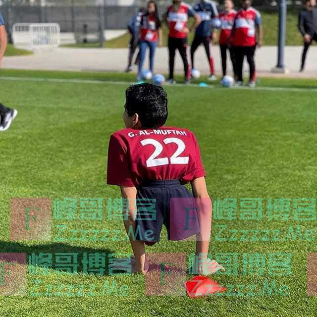 卡塔尔世界杯开幕式上亮相的残障男孩，他背后的故事有多励志