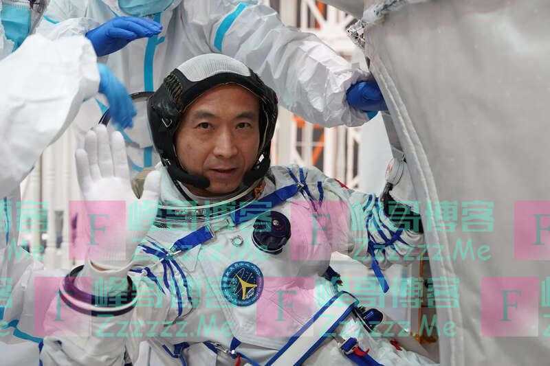 费俊龙：年过半百白发染黑 挂帅出征向天行进