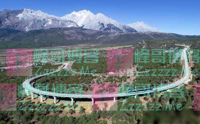 （新华全媒+）连接丽江古城和玉龙雪山的丽江观光火车通车