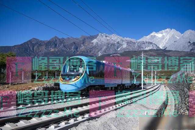 （新华全媒+）连接丽江古城和玉龙雪山的丽江观光火车通车