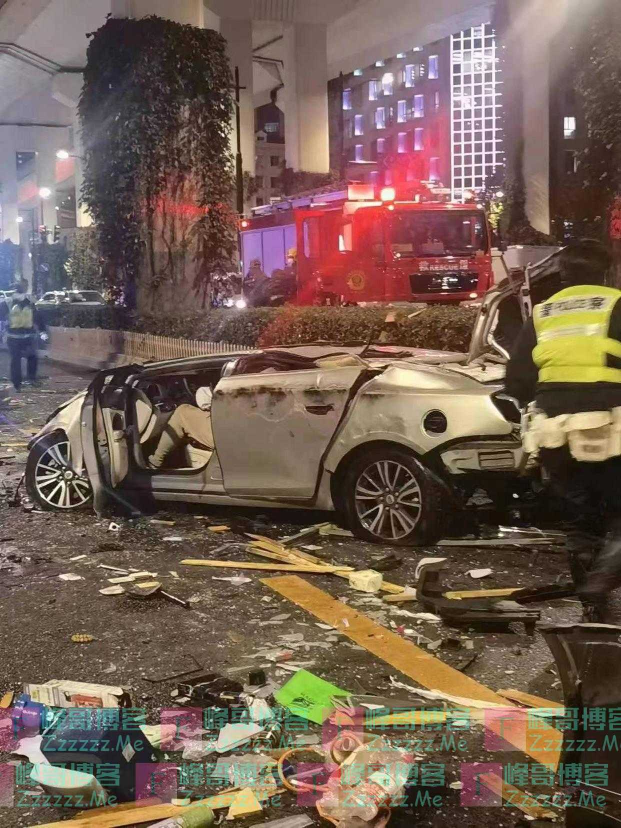 上海一小客车从南北高架掉落至地面,驾驶员受伤已送医