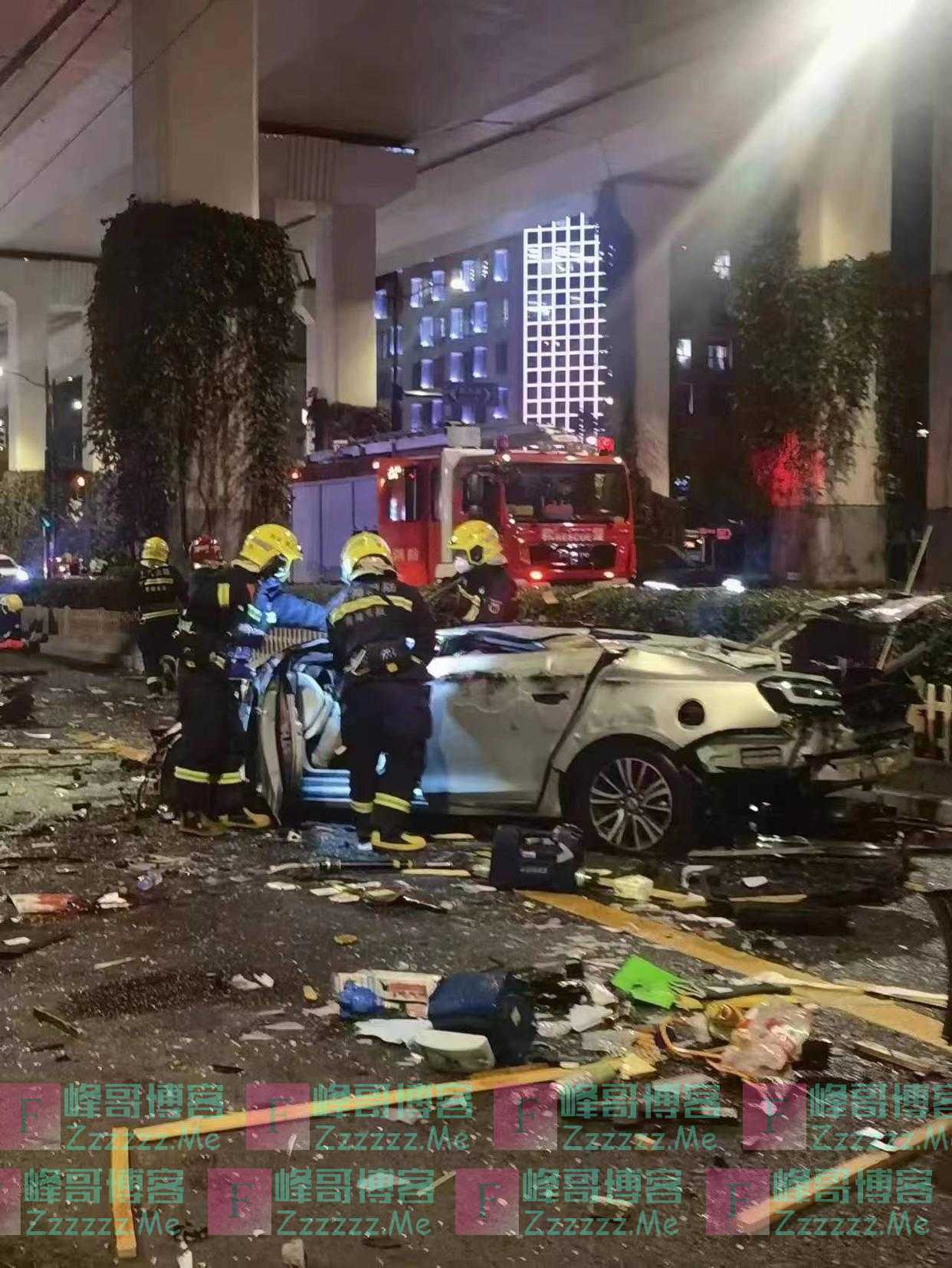 上海一小客车从南北高架掉落至地面,驾驶员受伤已送医