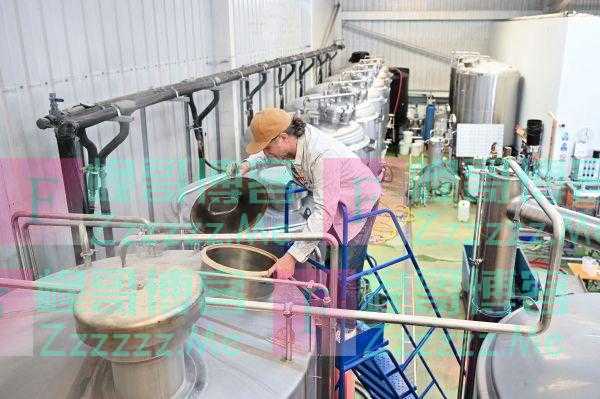 英媒：调查发现英国制造业产出正快速下滑