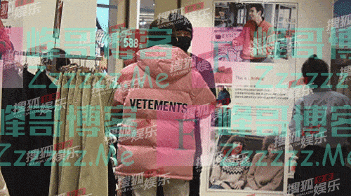 汪小菲带张颖颖逛街 两人买情侣外套