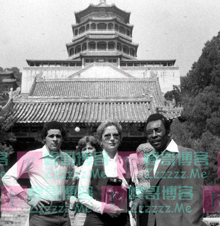 贝利多次来中国:职业生涯最后一场输球是负于国足,与容志行交换球衣,在长城下玩蹴鞠