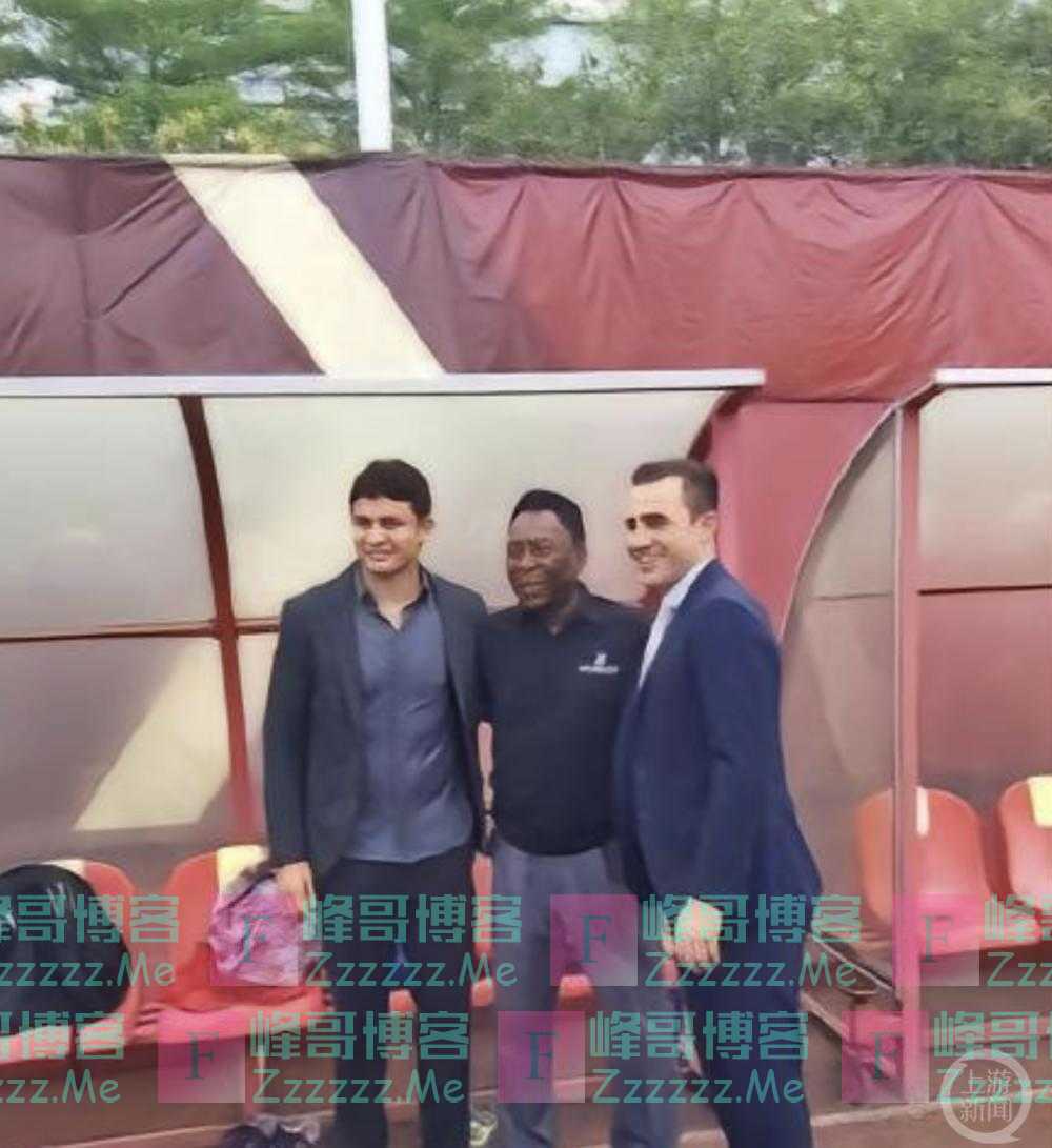 贝利多次来中国:职业生涯最后一场输球是负于国足,与容志行交换球衣,在长城下玩蹴鞠