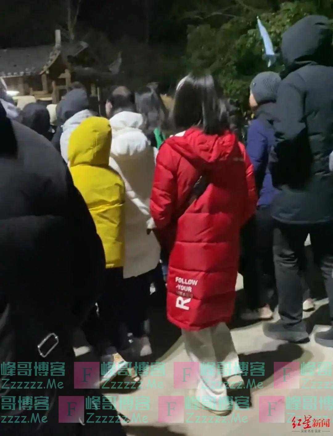 数万人踏雪爬山，游客称-15°C滞留黄山7小时，“带回4个冻疮”！还有人夜困张家界山上？两个景区都有回应