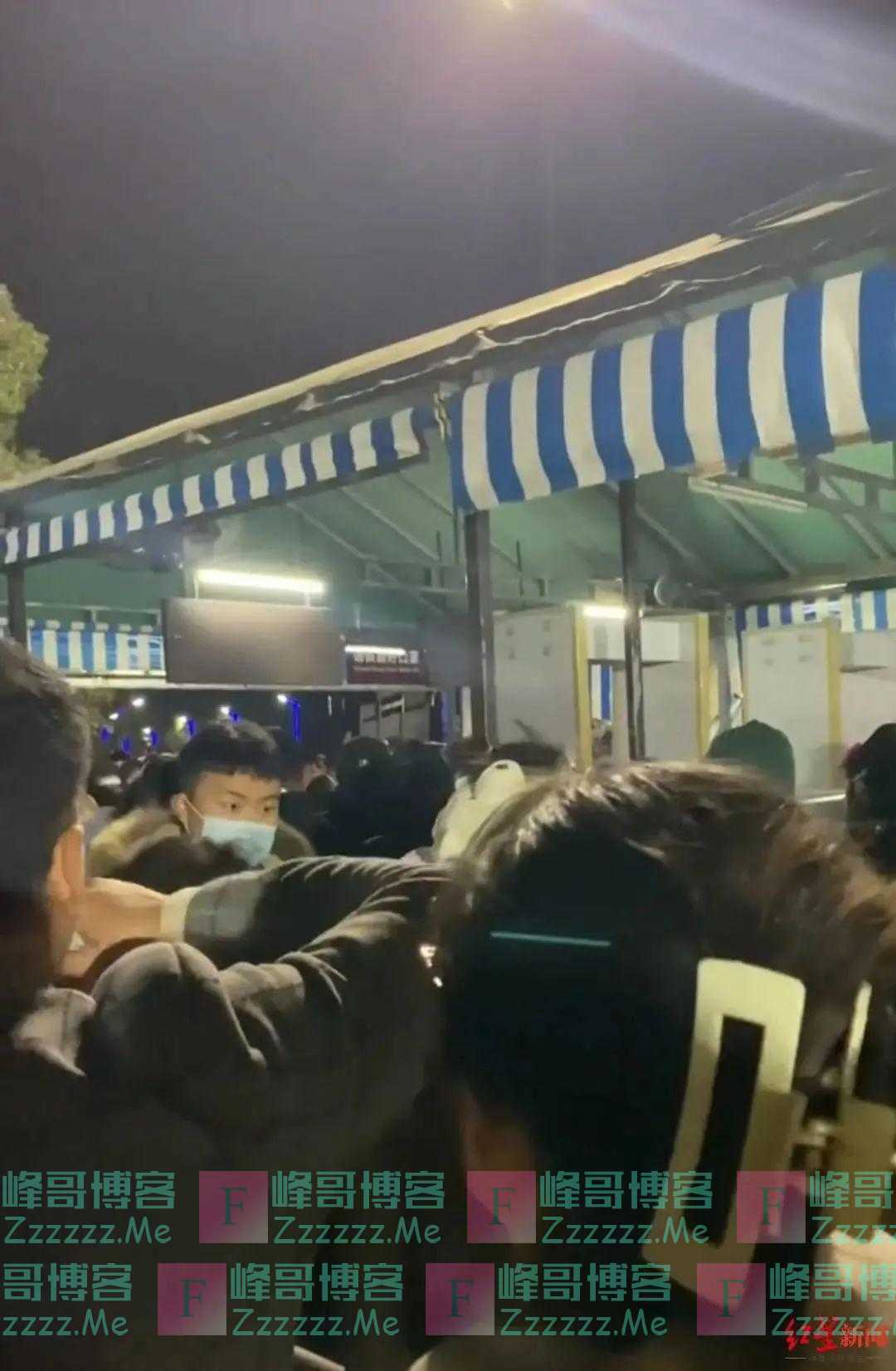 数万人踏雪爬山，游客称-15°C滞留黄山7小时，“带回4个冻疮”！还有人夜困张家界山上？两个景区都有回应