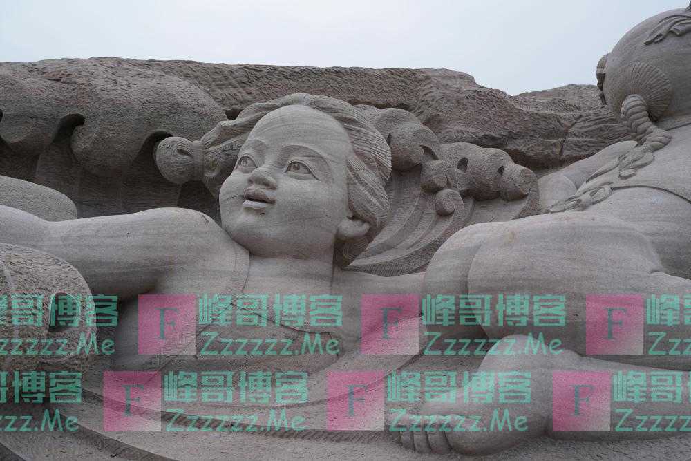 63米巨型石刻亮相重庆江滩，呼吁市民文明观赏