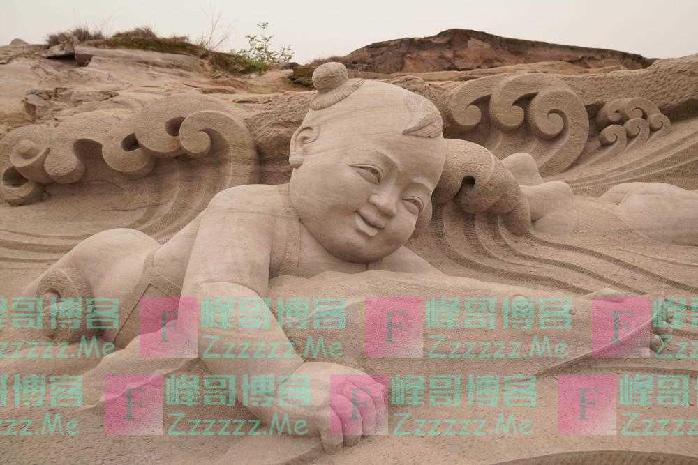 63米巨型石刻亮相重庆江滩，呼吁市民文明观赏