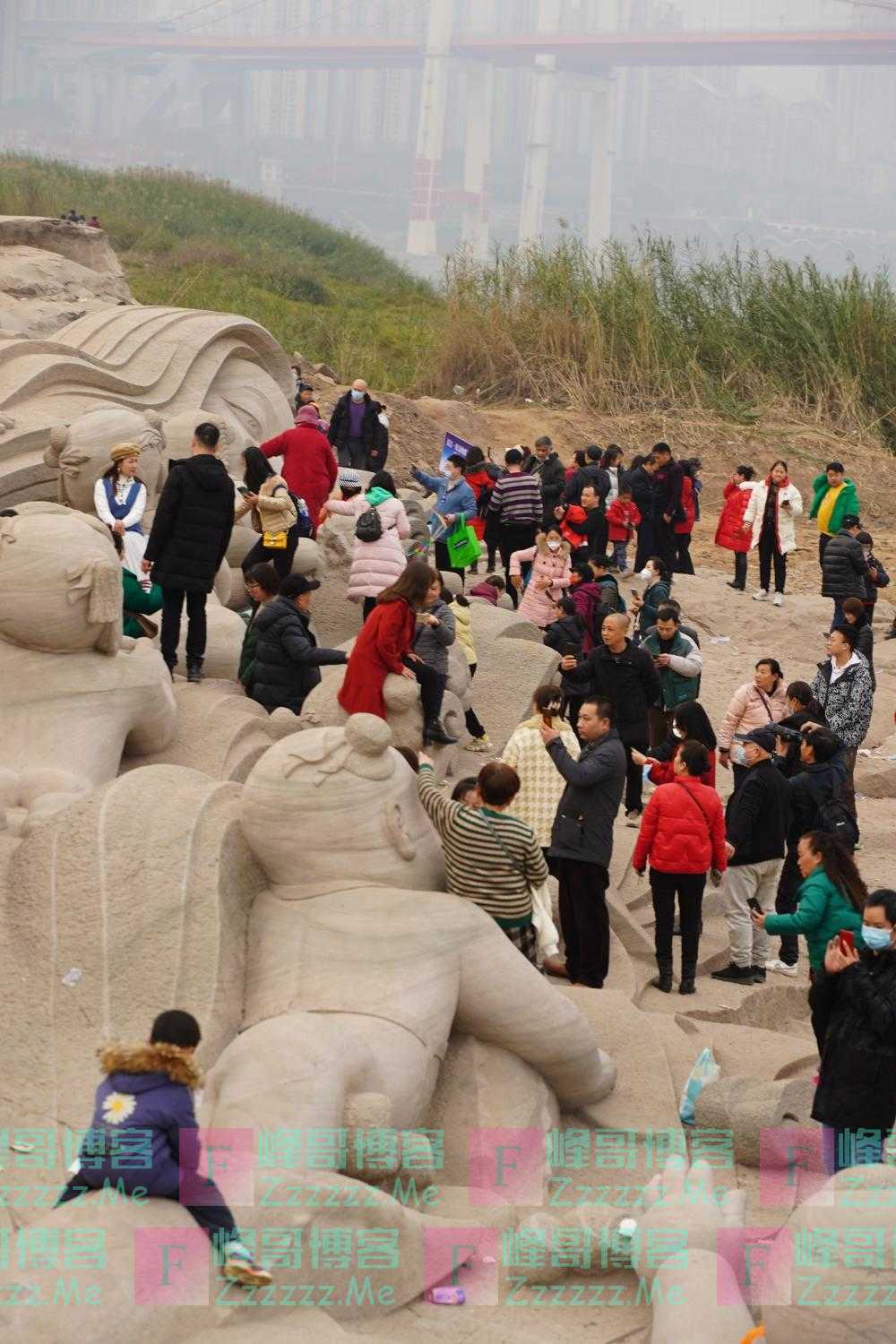 63米巨型石刻亮相重庆江滩，呼吁市民文明观赏