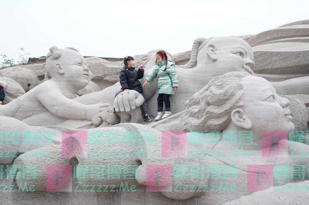 63米巨型石刻亮相重庆江滩，呼吁市民文明观赏