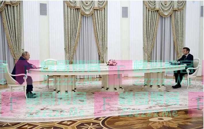 同一张桌子 普京“近距离”会晤王毅说明了什么？