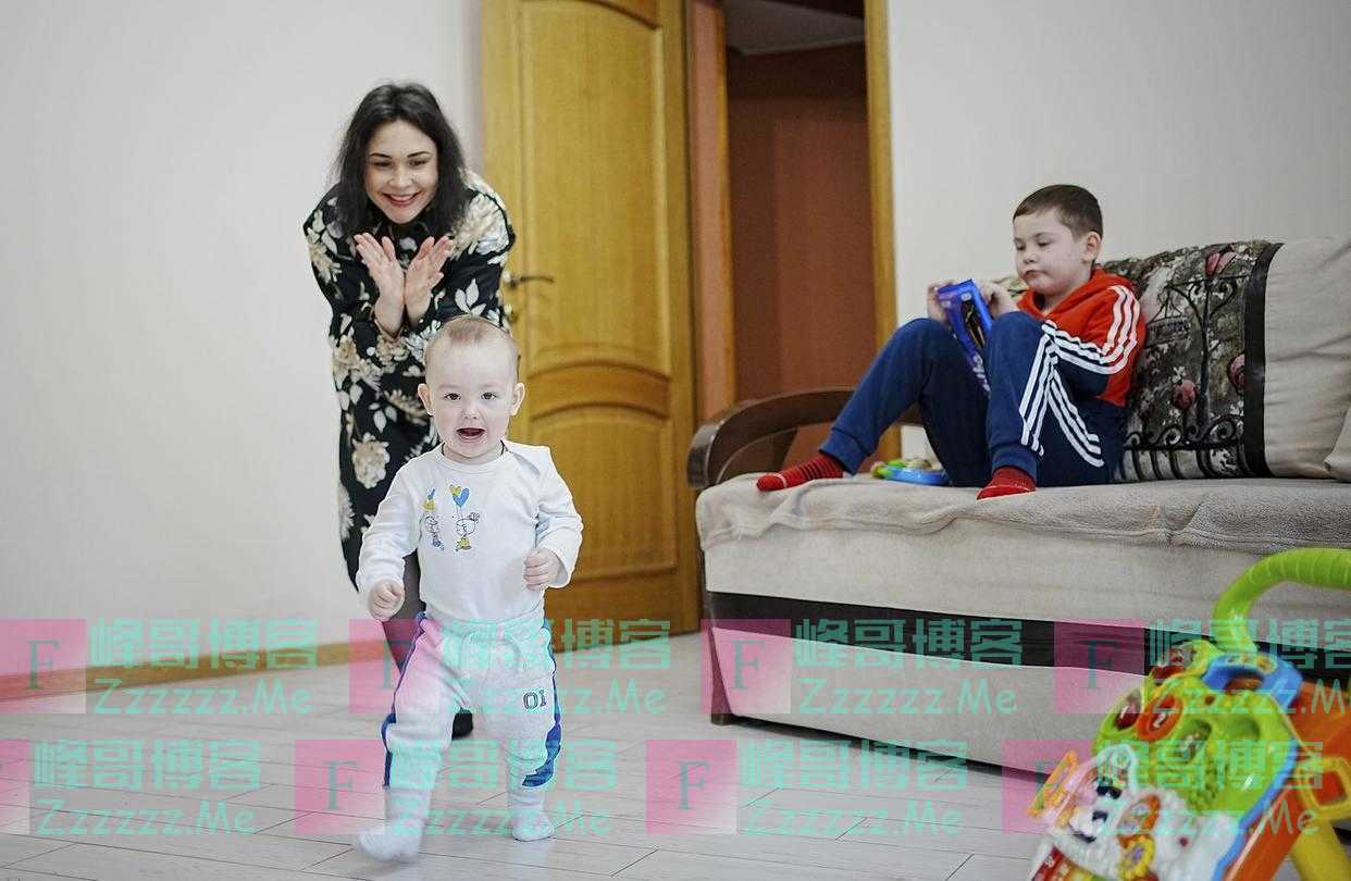 早安·世界｜俄乌冲突一周年，各地民众举行守夜活动祈愿和平