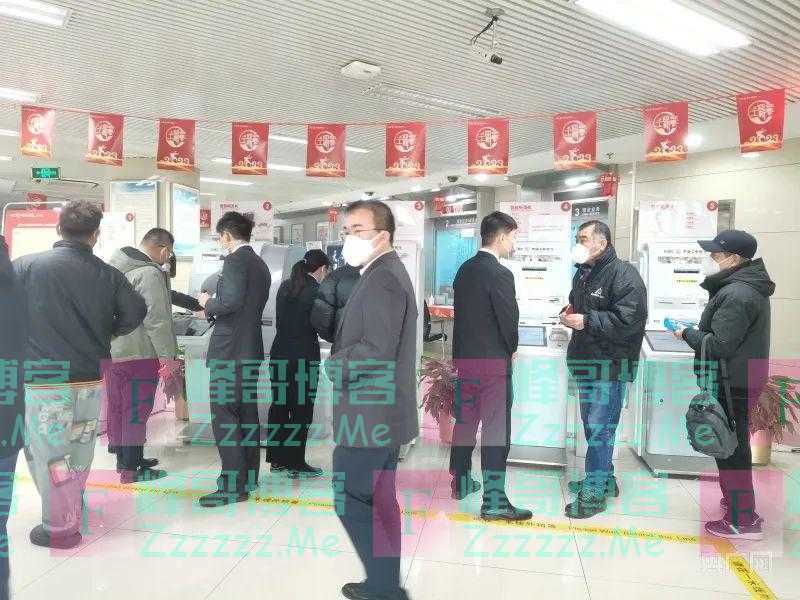办业务遭遇“工作人员提前20分钟下班，5个窗口仅开放1个”，河南一银行回应！银行柜台窗口为何普遍减少？