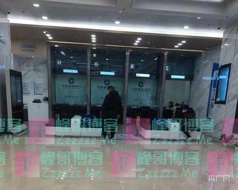 办业务遭遇“工作人员提前20分钟下班，5个窗口仅开放1个”，河南一银行回应！银行柜台窗口为何普遍减少？