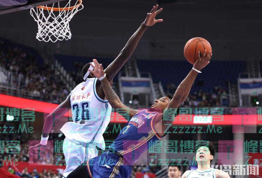 “林葳”不乱？完成双杀！青岛男篮战胜同曦逼近季后赛区，主场再次爆满