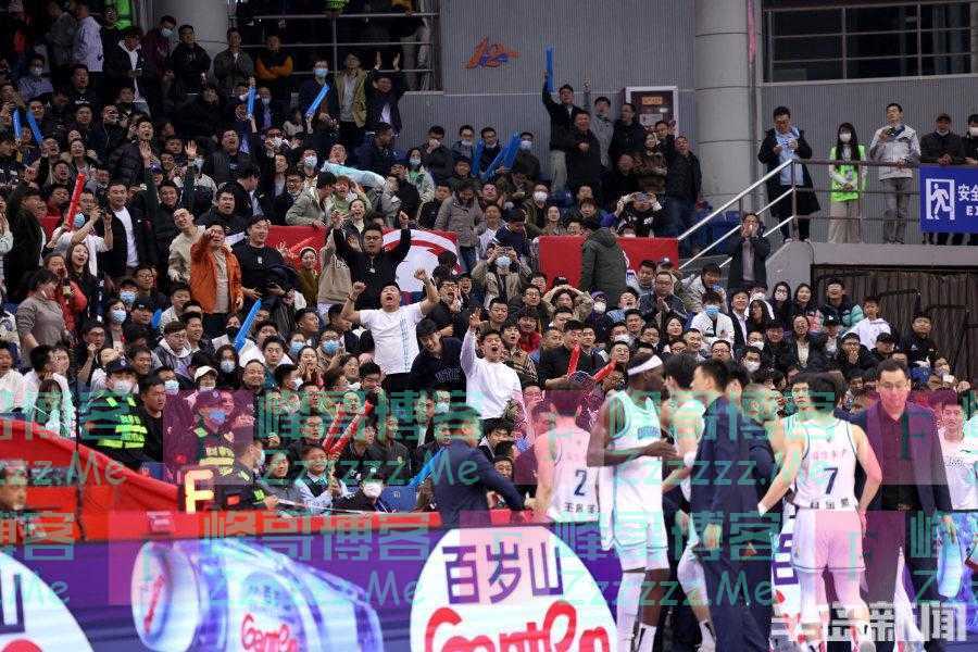 “林葳”不乱？完成双杀！青岛男篮战胜同曦逼近季后赛区，主场再次爆满