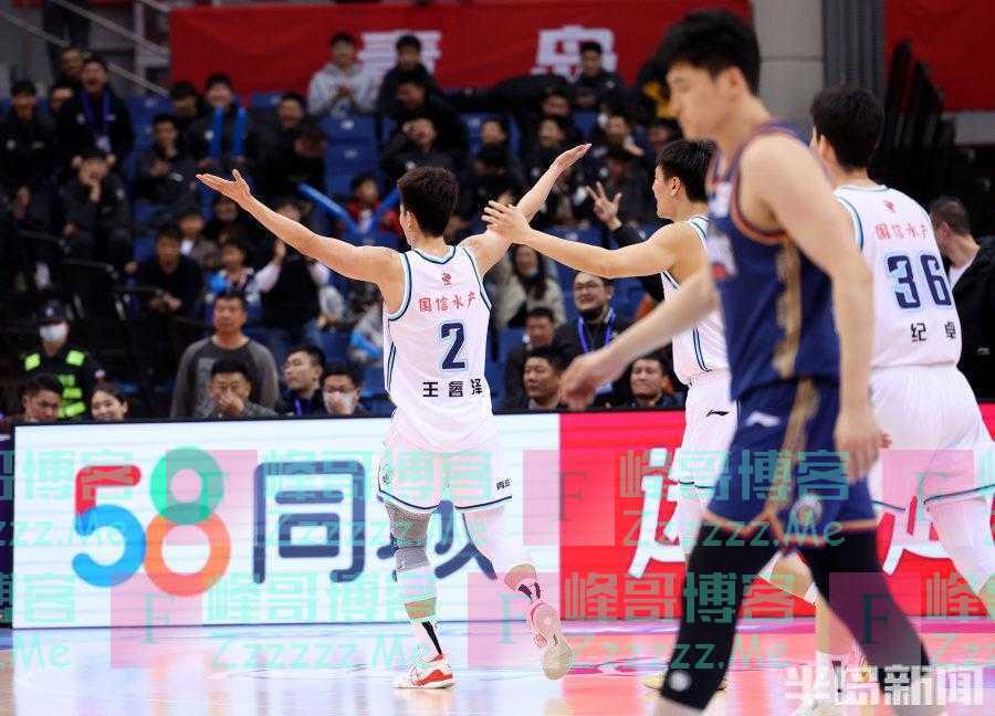 “林葳”不乱？完成双杀！青岛男篮战胜同曦逼近季后赛区，主场再次爆满