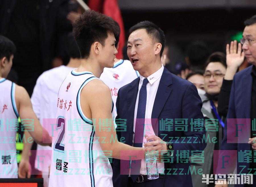 “林葳”不乱？完成双杀！青岛男篮战胜同曦逼近季后赛区，主场再次爆满