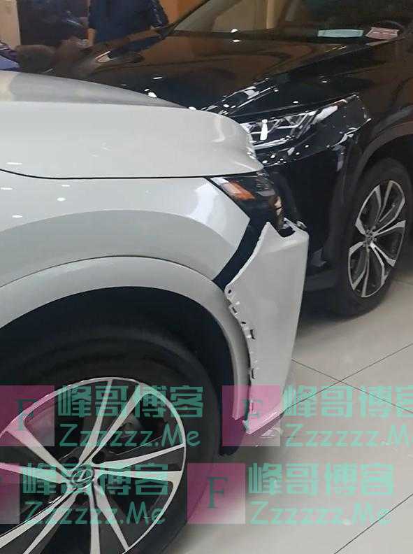 小孩在雷克萨斯4S店内误操作致多车被撞?门店回应