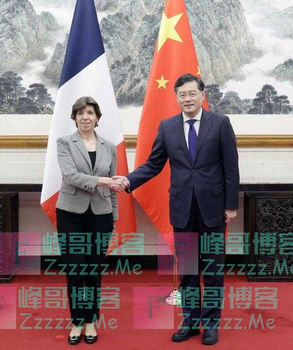 秦刚会见法国外长科隆纳