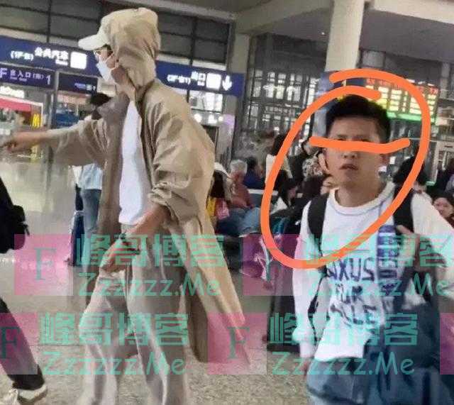 路人跟拍明星，被助理粗暴打掉手机，网友：比明星架子还大