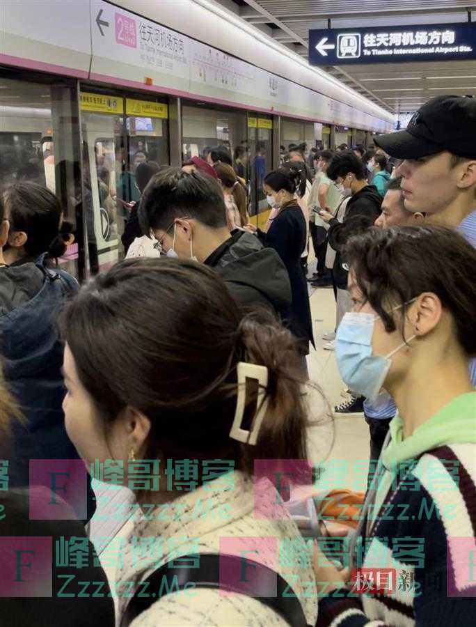 “五一”武汉第一波客流高峰已到:火车站候车厅坐满,地铁进站队伍排到站外