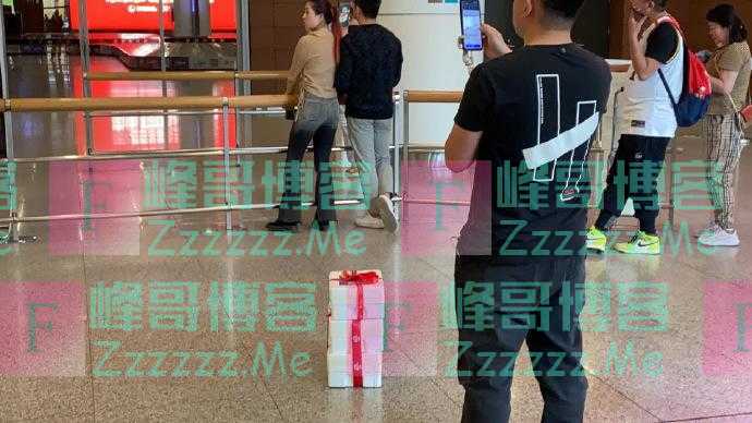 太宠了！球迷准备大量草莓接机辽篮 郭艾伦：接下来再给全队一人买台车再来套房子