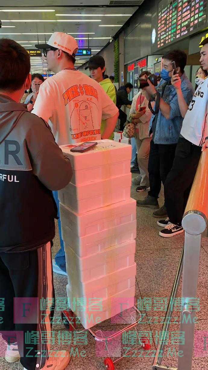 太宠了！球迷准备大量草莓接机辽篮 郭艾伦：接下来再给全队一人买台车再来套房子