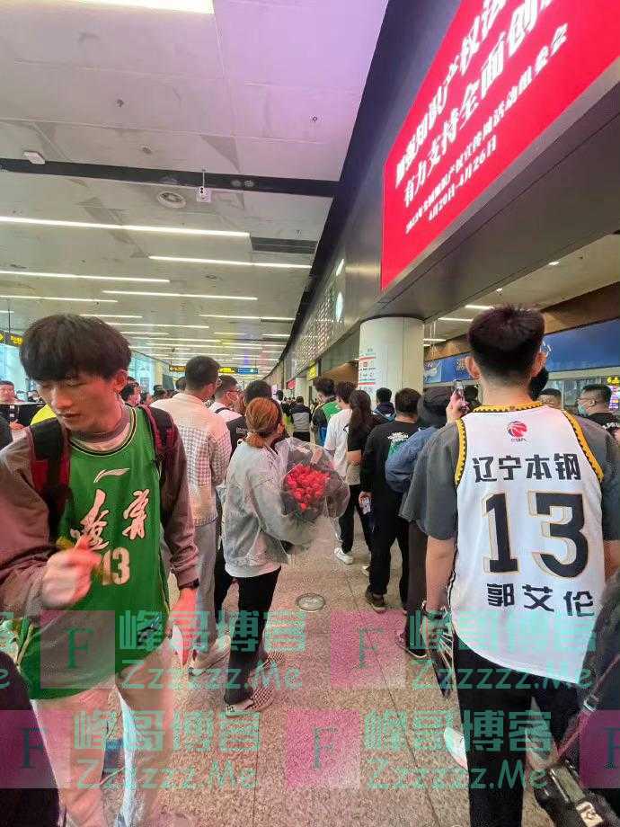 太宠了！球迷准备大量草莓接机辽篮 郭艾伦：接下来再给全队一人买台车再来套房子