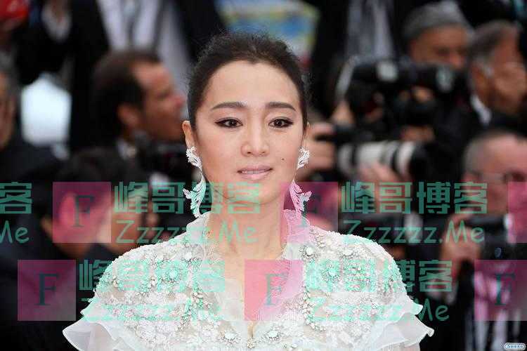 陪马克龙访华的巩俐，“野心”全在脸上，早已走上另一条大道