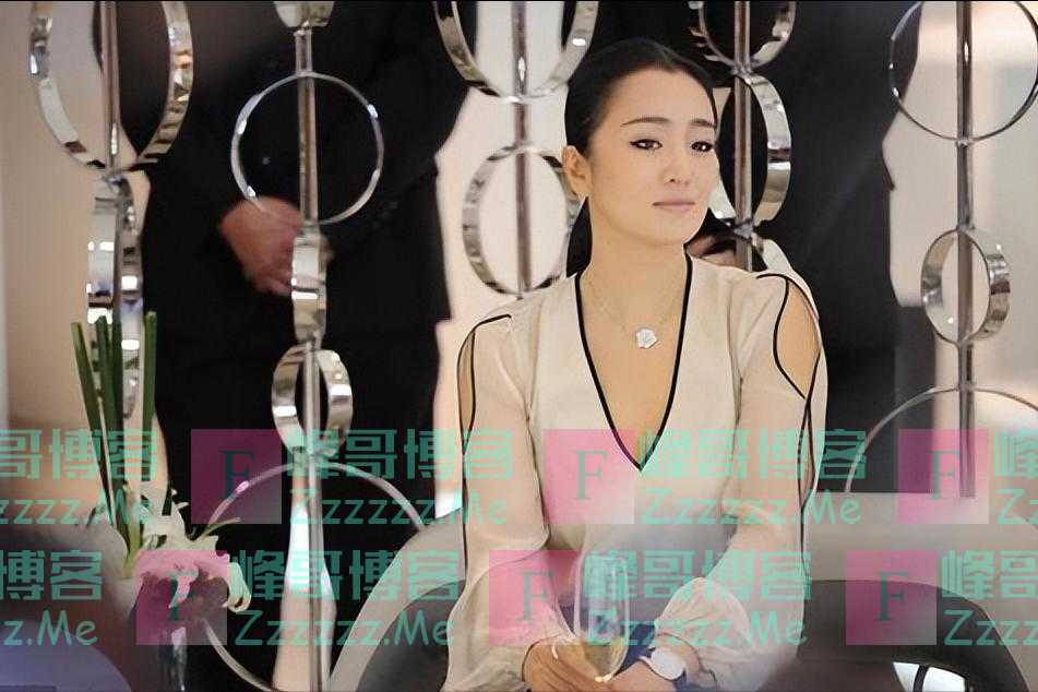 陪马克龙访华的巩俐，“野心”全在脸上，早已走上另一条大道