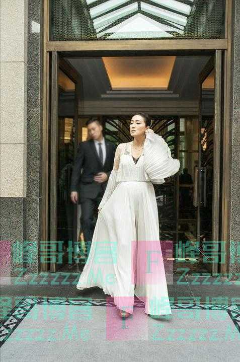 陪马克龙访华的巩俐，“野心”全在脸上，早已走上另一条大道