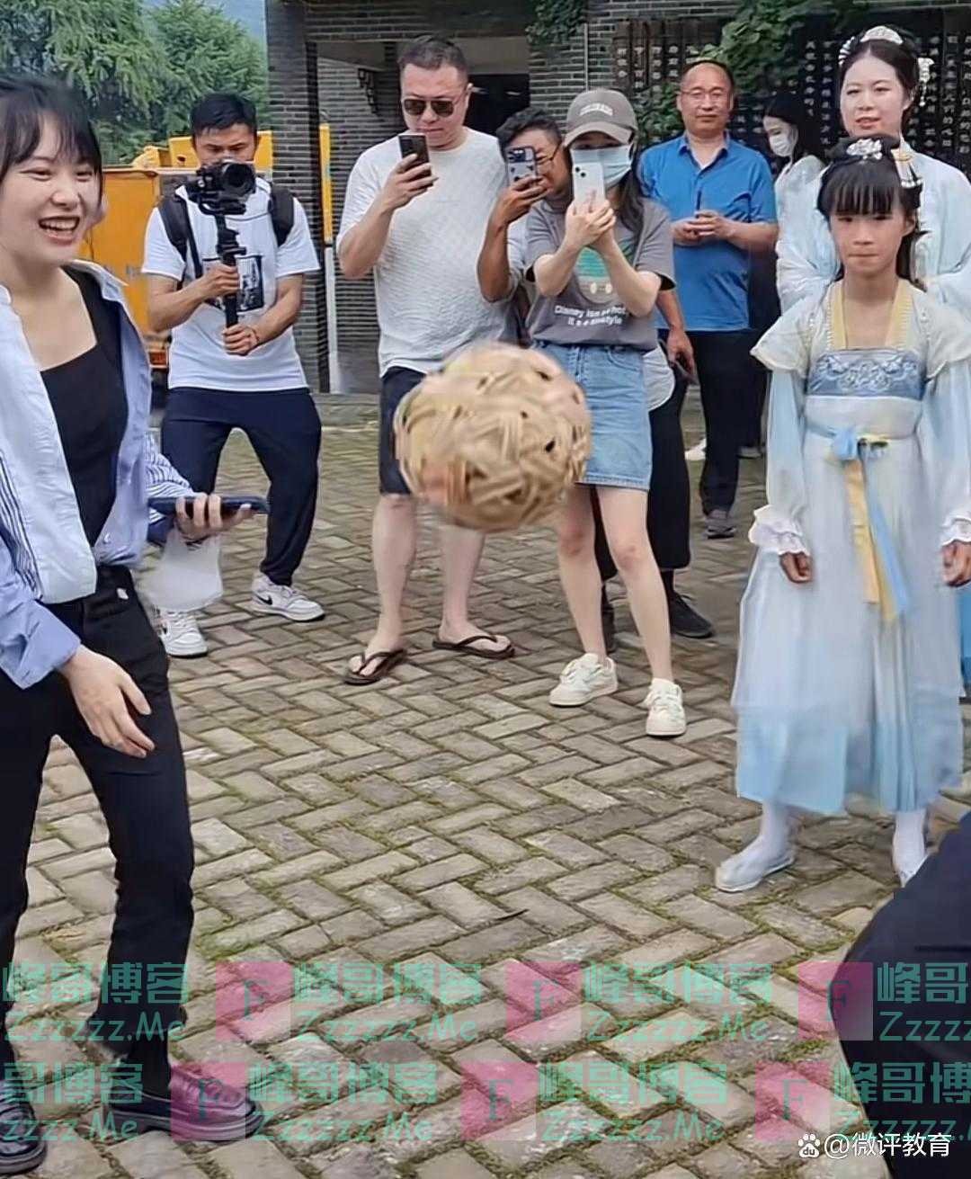 武汉黄老师再次现身，首次素颜出镜，反差确实很大