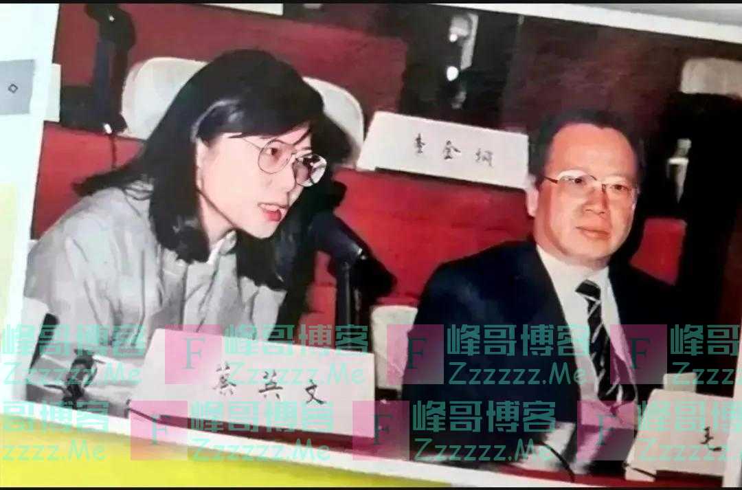 98年，蔡英文在上海的留影，保养得很不错，42岁的她看起来像30岁