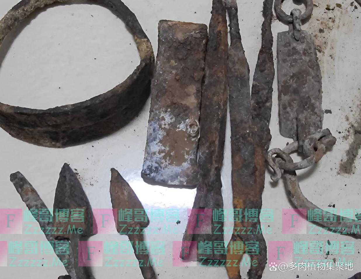 “床底有3物，家散人不旺”，无论床有多宽敞，床底也不放3种物品