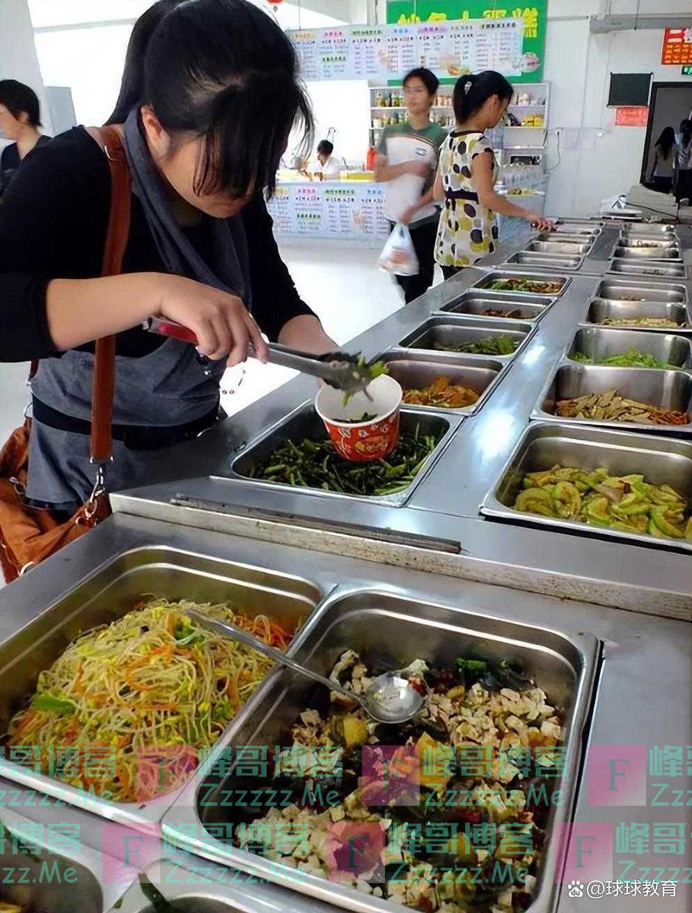 2元的公务员食堂,外面50元都买不到,15元的学生食堂更为心酸