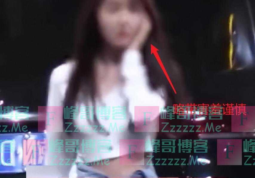 玩超大！买超与美女车上约会，女子下车后不穿裤子只围了一件衣服