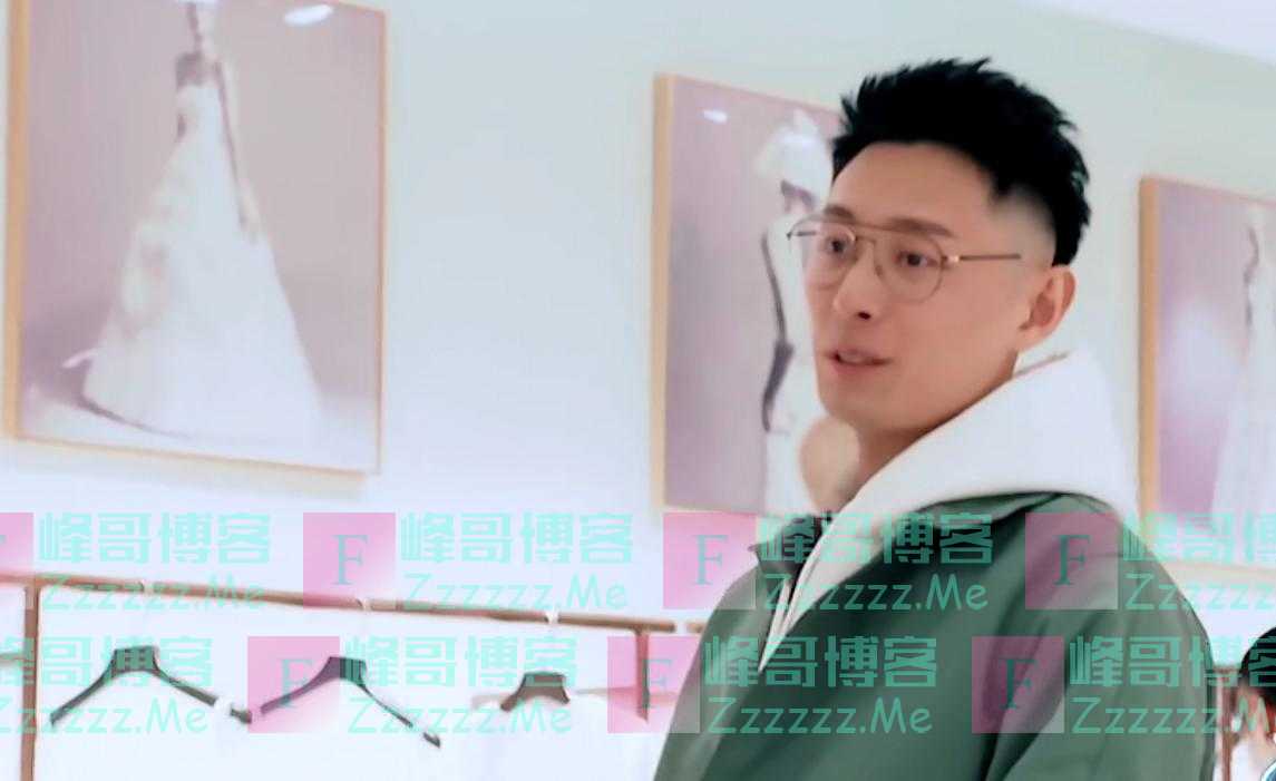 玩超大！买超与美女车上约会，女子下车后不穿裤子只围了一件衣服