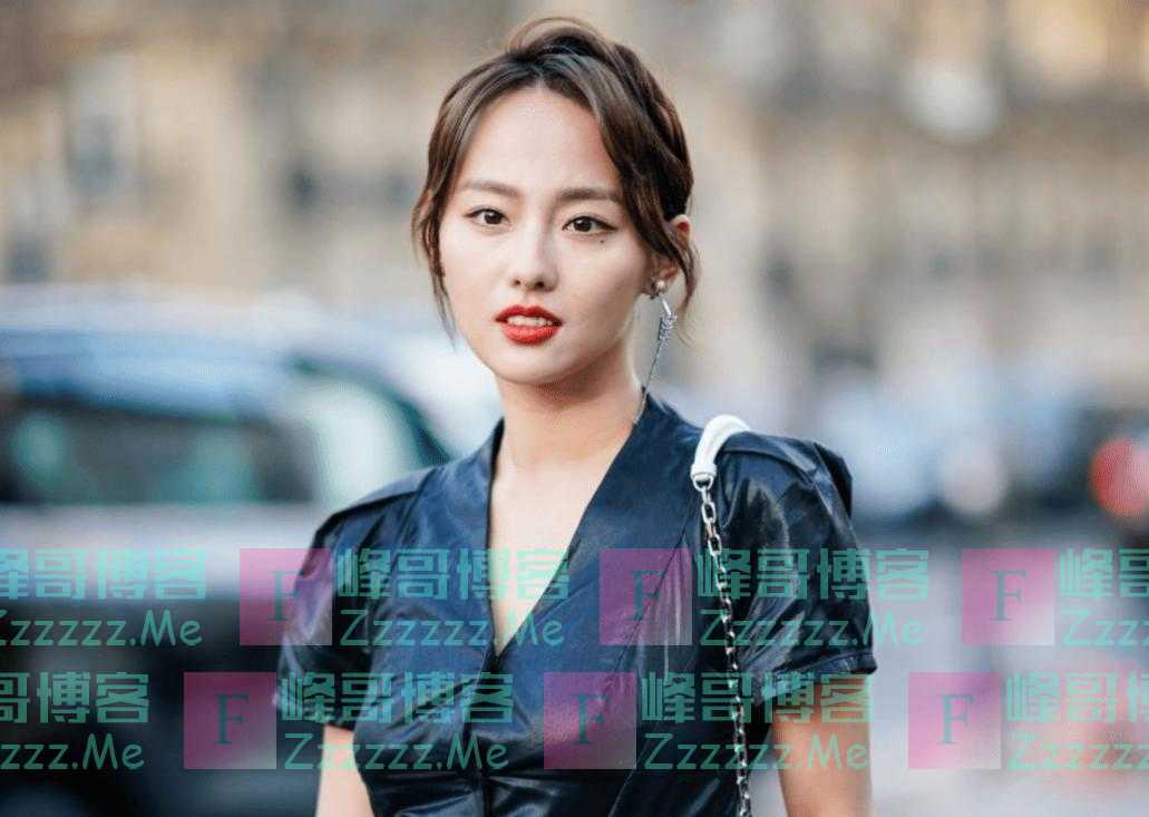 玩超大！买超与美女车上约会，女子下车后不穿裤子只围了一件衣服