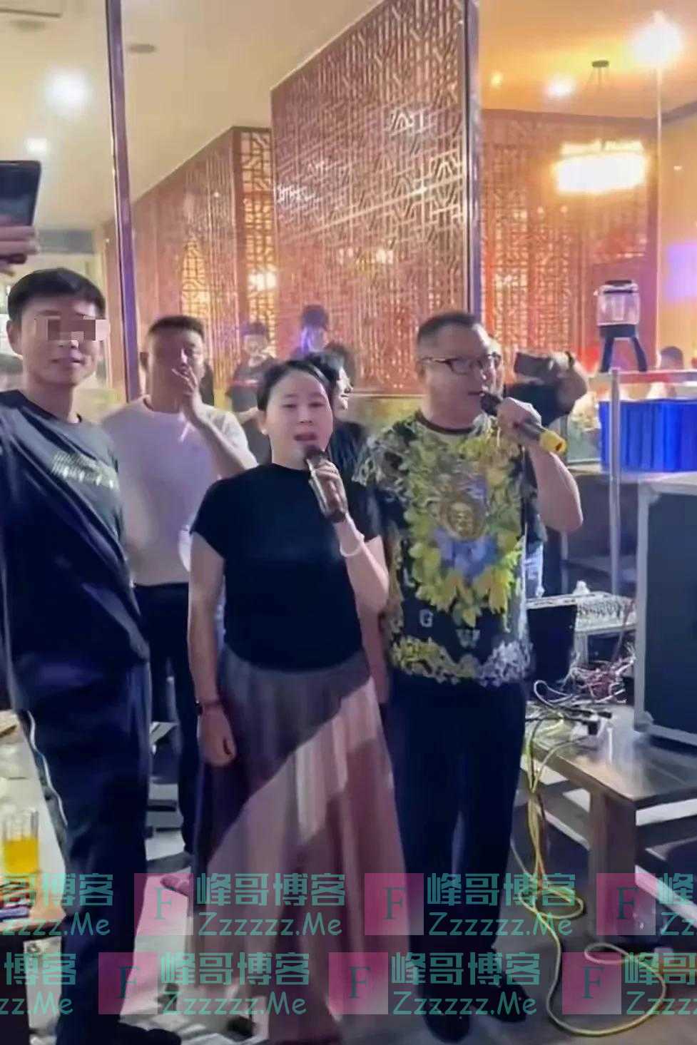 55岁尹相杰携娇妻大排档卖唱讨生活，曝出场费未谈拢，变脸不上台