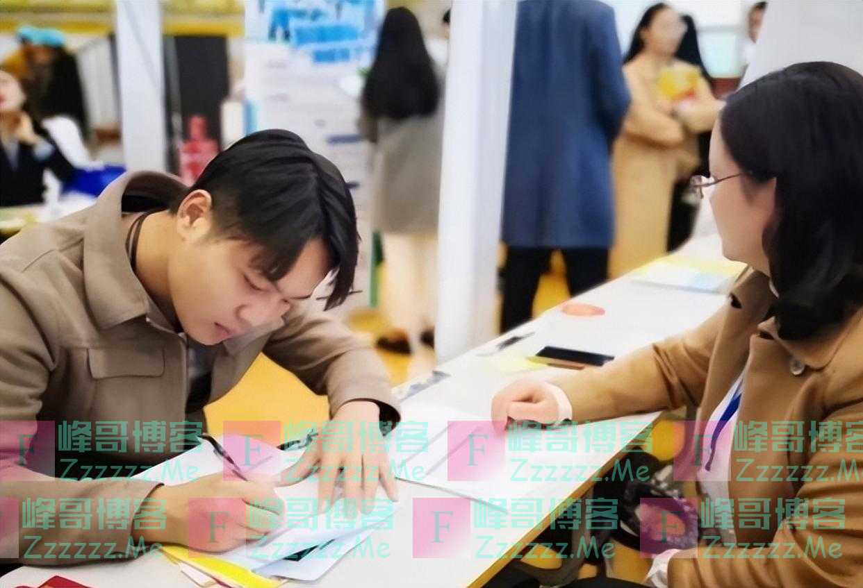 “新型啃老”备受关注，父母却傻傻不知情，还炫耀孩子前途无量