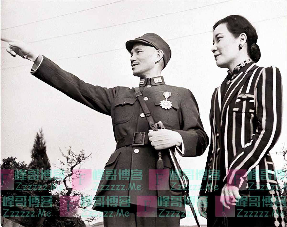 1955年，蒋介石看着十大元帅名单，指着陈毅苦笑道：这个人太厉害