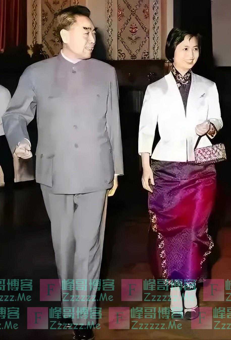 张茜有多美？63年她跟周总理合影，那年41岁，气质非凡，风韵犹存