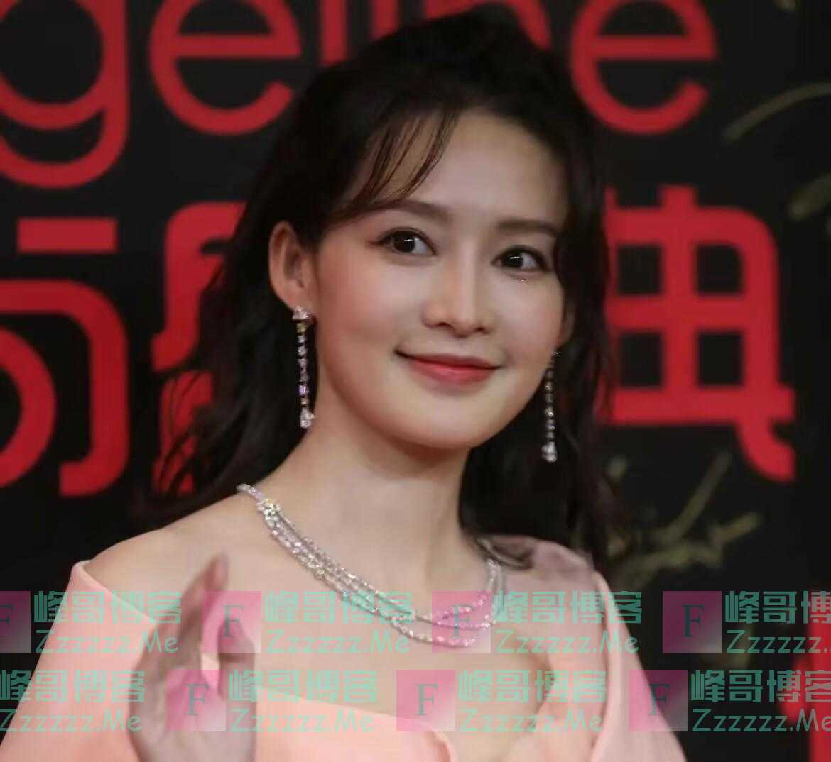 “没整过容”的脸有多优越？看看路人镜头下的李沁，你就明白了！