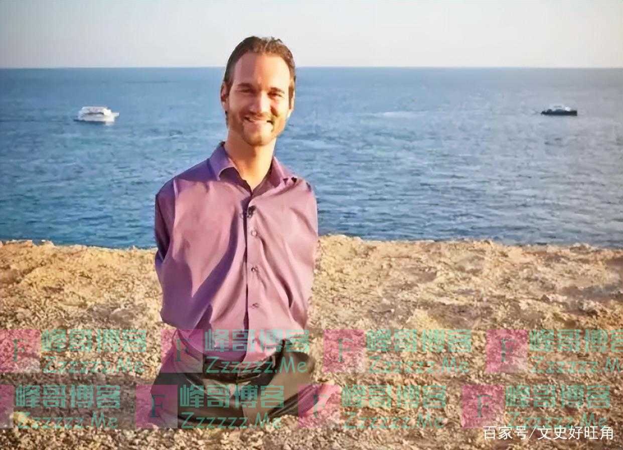 天生没有四肢，靠口才身价过亿，后娶了亚裔娇妻，他还生了4个娃