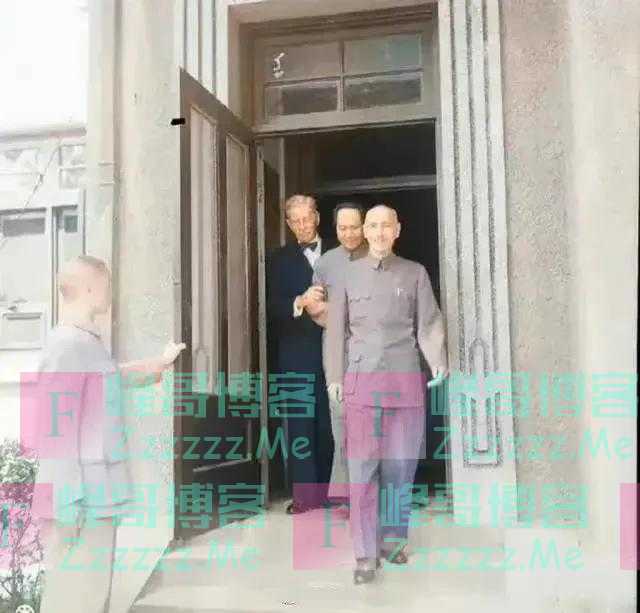 毛主席和蒋介石的合影，赫尔利搀着毛主席，是几个意思？