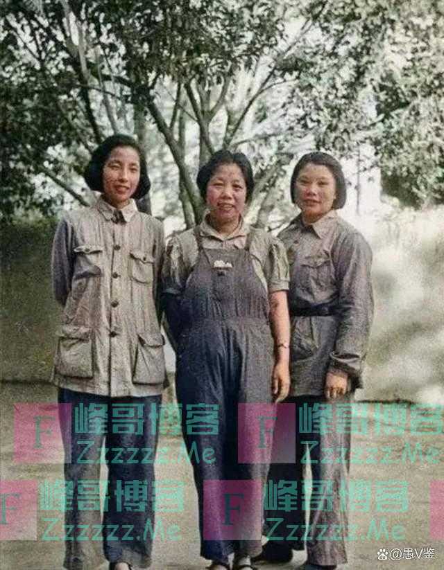 1944年三位伟人夫人合影,注意看左边那个美女,是彭德怀的妻子
